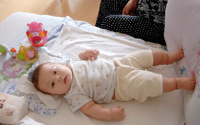 6 tín hiệu ngầm trẻ sơ sinh gửi tới bố mẹ khi đạp chân