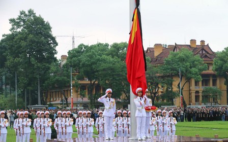 Dòng người đón Lễ thượng cờ tưởng nhớ Tổng Bí thư Nguyễn Phú Trọng