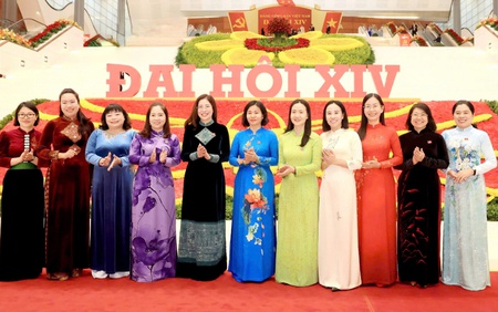 Hình ảnh các nữ đại biểu tại ngày làm việc thứ 3 của Đại hội Đảng XIV