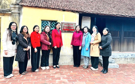 Đoàn đại biểu TƯ Hội LHPN Việt Nam dâng hương tại Nhà lưu niệm Tổng Bí thư Trường Chinh