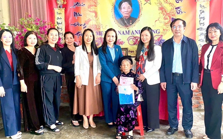 Phó Chủ tịch Hội LHPN Việt Nam thăm hỏi, tặng quà Tết Mẹ Việt Nam Anh hùng ở Hà Tĩnh