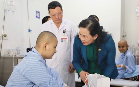 Chủ tịch Hội LHPN Việt Nam Lê Thị Thủy tặng quà bệnh nhi tại Viện Huyết học - Truyền máu Trung ương