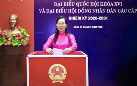 Chủ tịch Hội LHPN Việt Nam Lê Thị Thủy bỏ phiếu bầu cử tại phường Xuân Đỉnh, Hà Nội