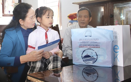 Chủ tịch Hội LHPN Việt Nam Lê Thị Thủy động viên, tặng quà trẻ em có hoàn cảnh khó khăn tại Hưng Yên