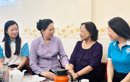 Chủ tịch Hội LHPN Việt Nam Lê Thị Thủy tri ân các thành viên Tiểu đội 11 cô gái sông Hương anh hùng