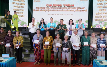 TPHCM: Ấm áp nghĩa tình sẻ chia với phụ nữ, trẻ em và người dân xã Cần Giờ