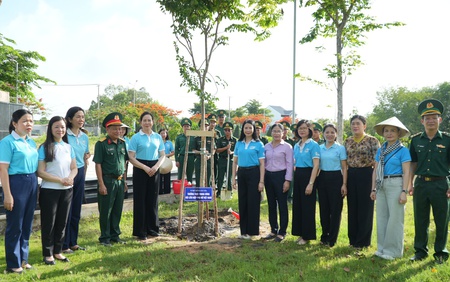 Chủ tịch Hội LHPN Việt Nam Lê Thị Thủy trồng cây tại công trình "Vườn cây Đại đoàn kết"