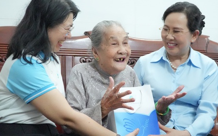 Chủ tịch Hội LHPN Việt Nam Lê Thị Thủy thăm, tặng quà Mẹ Việt Nam anh hùng, gia đình chính sách tại Tây Ninh