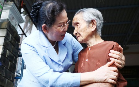 Chủ tịch Hội LHPN Việt Nam thăm, tặng quà Mẹ Việt Nam anh hùng và gia đình chính sách tại Đà Nẵng