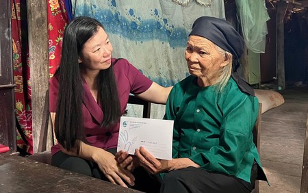 Phó Chủ tịch Hội LHPN Việt Nam Nguyễn Thị Thu Hiền thăm, tặng quà gia đình chính sách tại Cao Bằng