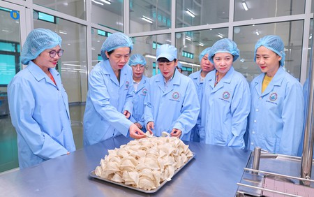 Phó Chủ tịch Hội LHPN Việt Nam Nguyễn Thị Minh Hương thăm và làm việc tại Công ty Yến sào Khánh Hòa