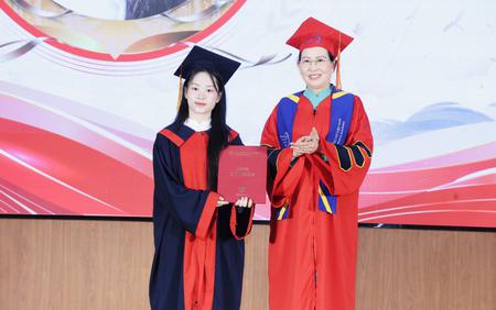 Chủ tịch Hội LHPN Việt Nam Lê Thị Thủy trao bằng tốt nghiệp cho các tân cử nhân Học viện Phụ nữ Việt Nam 