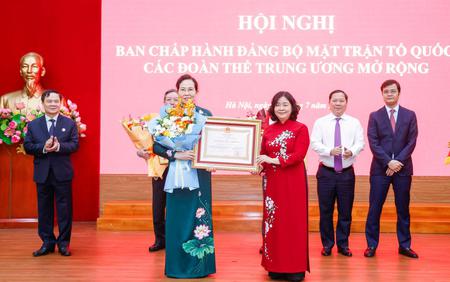 Trung ương Hội LHPN Việt Nam nhận Huân chương Lao động Hạng Ba về thành tích thực hiện tinh gọn bộ máy