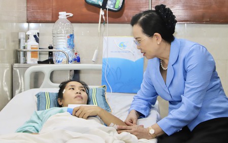 Chủ tịch Hội LHPN Việt Nam Lê Thị Thủy thăm hỏi, động viên cô giáo xả thân cứu học trò ở Nghệ An