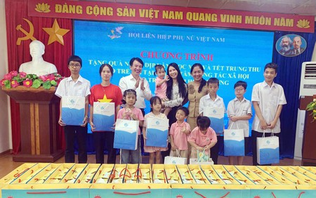 Phó Chủ tịch Thường trực Hội LHPN Việt Nam Trần Lan Phương tặng quà phụ nữ, trẻ em khó khăn ở Hải Phòng