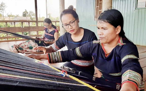 Phụ nữ Jrai làm du lịch trải nghiệm trên chính quê hương mình