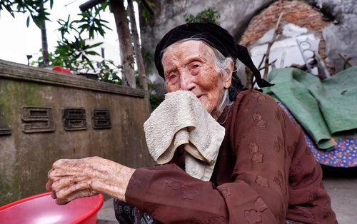 Bà ngoại 95 tuổi chăm cháu gái 22 tuổi tâm thần