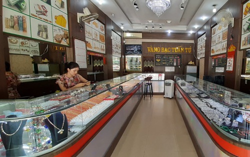 Tiệm vàng vắng hoe khi giá vàng lập kỷ lục