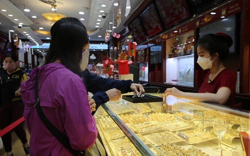 Thị trường vàng: Giá neo cao, kỳ vọng tín hiệu tích cực