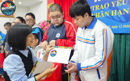 Báo PNVN trao 35 suất học bổng Mottainai cho con của công nhân lao động có hoàn cảnh khó khăn ở Hà Nội