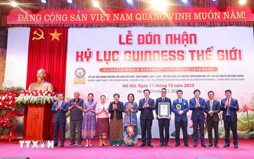 Bức tranh sơn mài "Bác Hồ đọc Tuyên ngôn Độc lập" được trao Kỷ lục Guinness