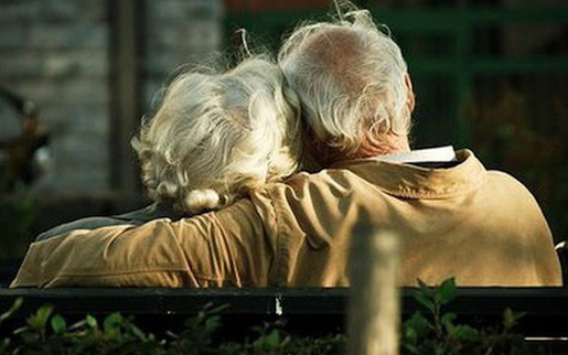 Dốc sạch tiền bạc cho con cái, cha mẹ già rơi vào cảnh lệ thuộc