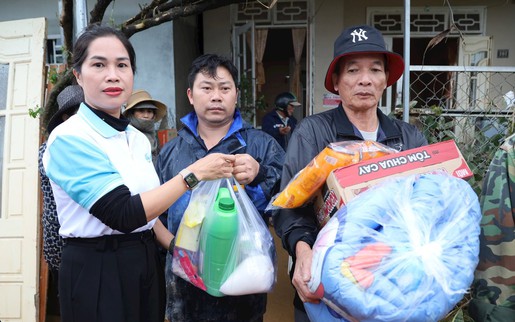 Hội LHPN Lâm Đồng trao tặng quà trị giá 200 triệu đồng cho người dân vùng lũ 