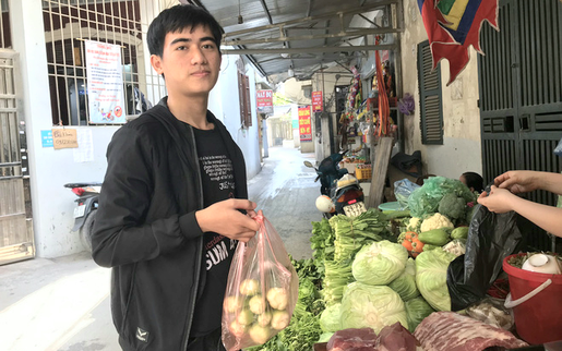 Giá rau tăng vọt, sinh viên phải "thắt chặt" bữa ăn