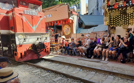 "Cà phê đường tàu" Hà Nội lộn xộn trở lại chỉ sau 48 giờ cơ quan chức năng ra quân xử lý