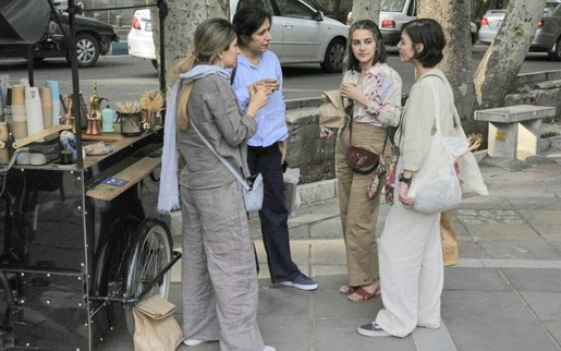 Hình ảnh bất ngờ ở Iran: Phụ nữ để tóc xõa ngang lưng, mặc áo phông rộng tay