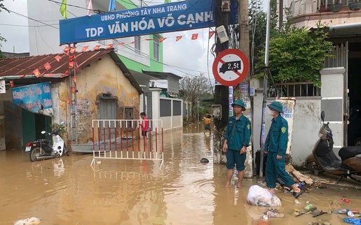 Mưa to, nước dâng cao, người dân Khánh Hòa căng mình tiếp tục chạy lũ
