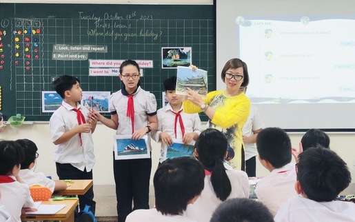 1 giáo viên tiếng Anh "cõng" 13 lớp học