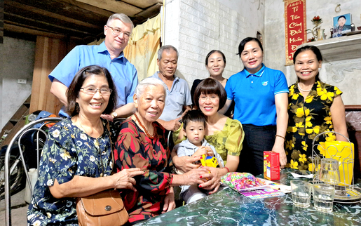 Lan tỏa yêu thương từ "Mẹ đỡ đầu" ở châu Âu
