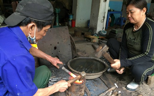 Đôi vợ chồng với "bản hòa tấu" bằng thép và lửa than