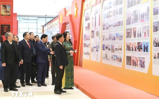 Trưng bày ảnh "Dưới cờ Đảng - Đất nước tiến vào kỷ nguyên mới"