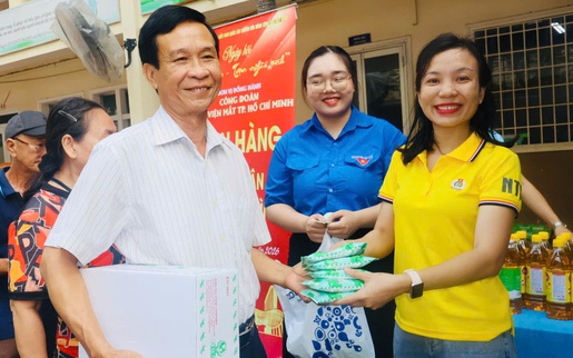 TPHCM: Hơn 220 triệu đồng chăm lo Tết cho người dân khó khăn phường Xuân Hòa