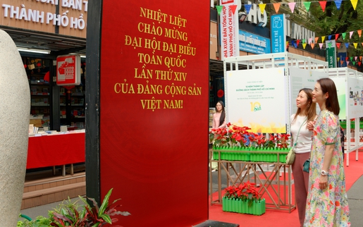 Khu trung tâm TPHCM "khoác áo mới" chào mừng Đại hội Đảng XIV