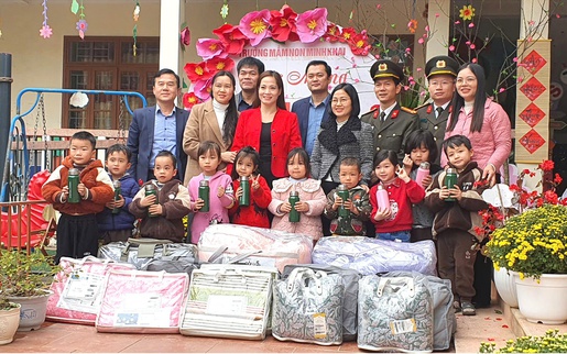 Trao tặng chăn, đệm ấm cho trẻ khó khăn vùng cao Lạng Sơn, Lào Cai và Lai Châu