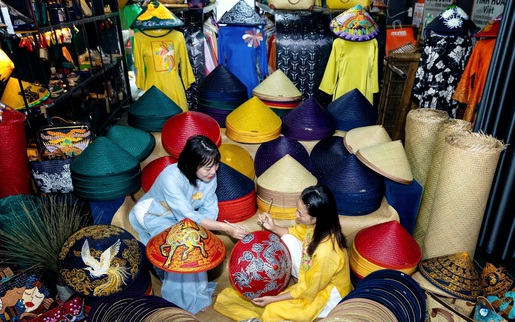 Những biến tấu độc, lạ từ chất liệu cỏ bàng trong thủ công