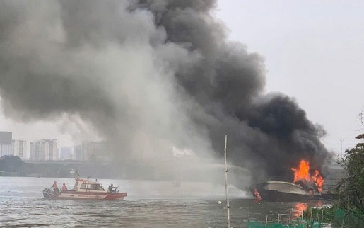 TPHCM: Du thuyền bốc cháy dữ dội trên sông Sài Gòn