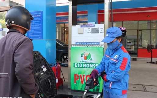 Giá xăng và dầu diesel giảm, E10RON95-III có giá 27.029 đồng từ 15 giờ hôm nay