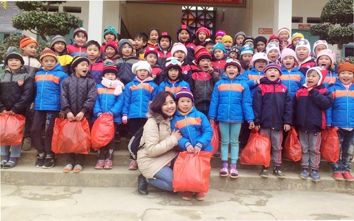Cô giáo Hà Nội và câu nói "ở lại trong tim đến tận bây giờ" của em bé vùng cao