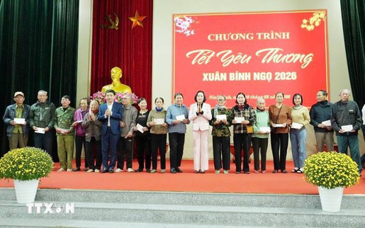 Phó Chủ tịch Quốc hội Nguyễn Thị Thanh tặng quà Tết tại Ninh Bình
