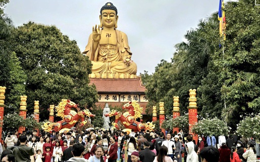 Biển người đổ về chiêm bái tượng Phật lớn nhất Đông Nam Á ngày đầu xuân