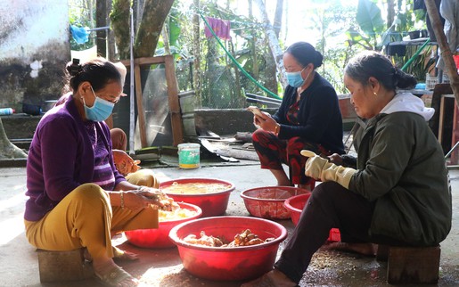 Phụ nữ xứ Tiên "giữ lửa” làng nghề bánh mứt truyền thống