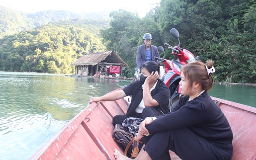 Cô giáo mầm non kiên trì bám trường, bám bản trên "ốc đảo" Nhôn Mai