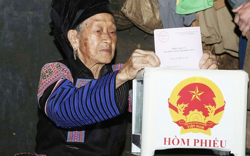Cụ bà 103 tuổi minh mẫn bỏ phiếu nơi biên giới Phiêng Khoài