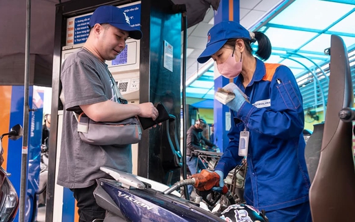 Giá xăng RON95-III tăng lên 30.690 đồng mỗi lít