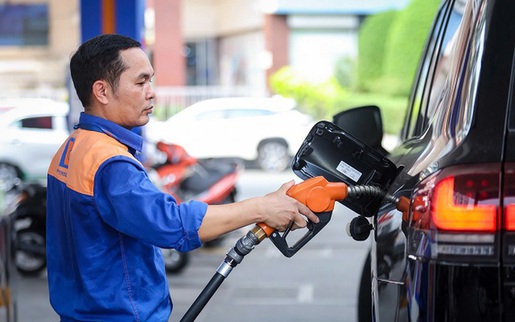 Giá xăng giảm nhanh, mặt hàng RON95-III xuống dưới 30.000 đồng mỗi lít