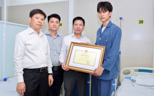 Quyền Bộ trưởng Bộ GD-ĐT tặng Bằng khen cho sinh viên dũng cảm cứu người